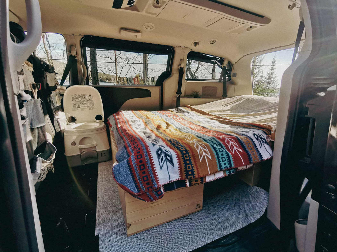 Espace toilette dans une conversion minivan