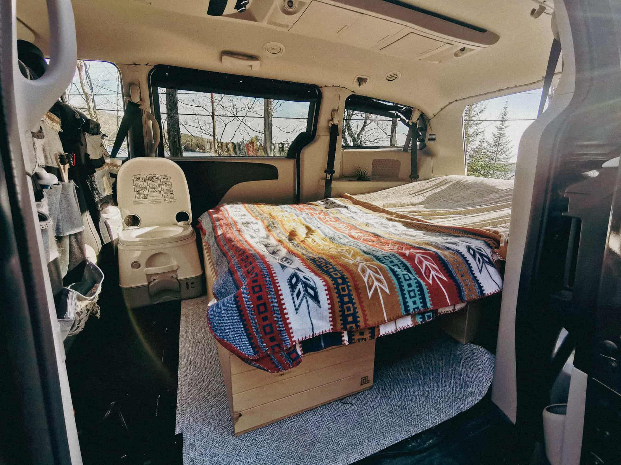 Espace toilette dans une conversion minivan