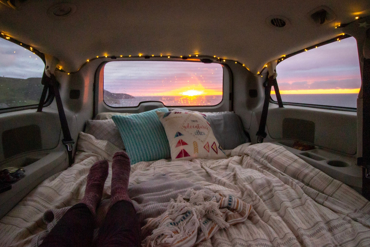 Des jours de pluie confortables dans votre minivan aménagée