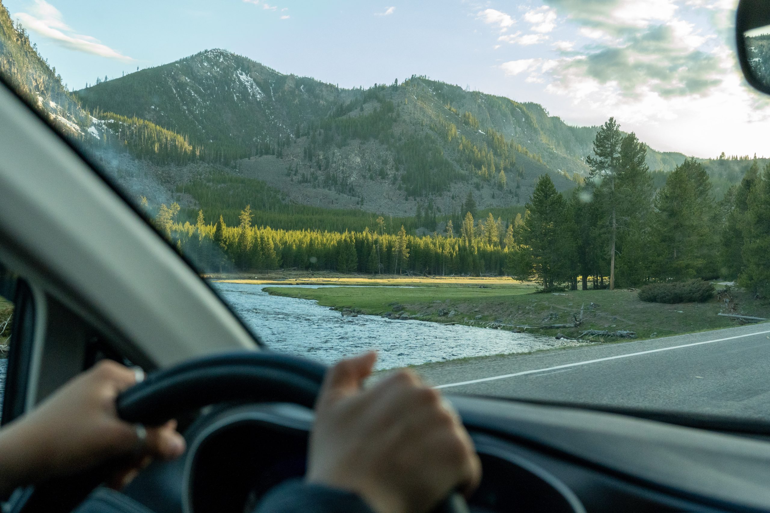 Découvrez les paysages à couper le souffle du parc national de Yellowstone avec le kit de conversion de camping-car de Roadloft. Découvrez les grands espaces du Wyoming comme jamais auparavant avec le confort et la commodité d'un van.