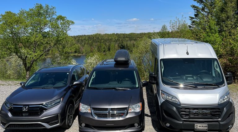 Espace toilette dans un campeur minivan aménagé