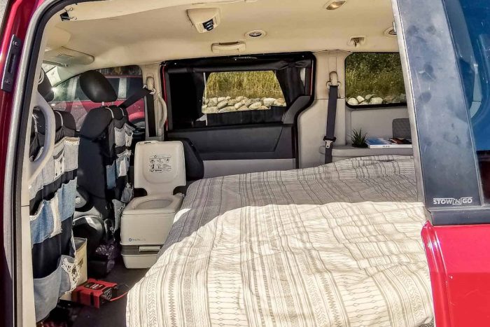 Espace toilette dans un campeur minivan aménagé