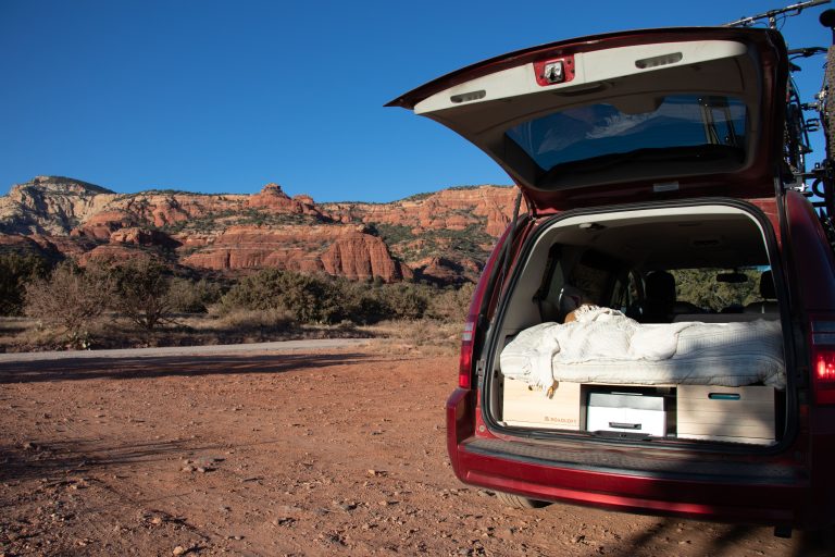 10 raisons de convertir sa minivan en campeur