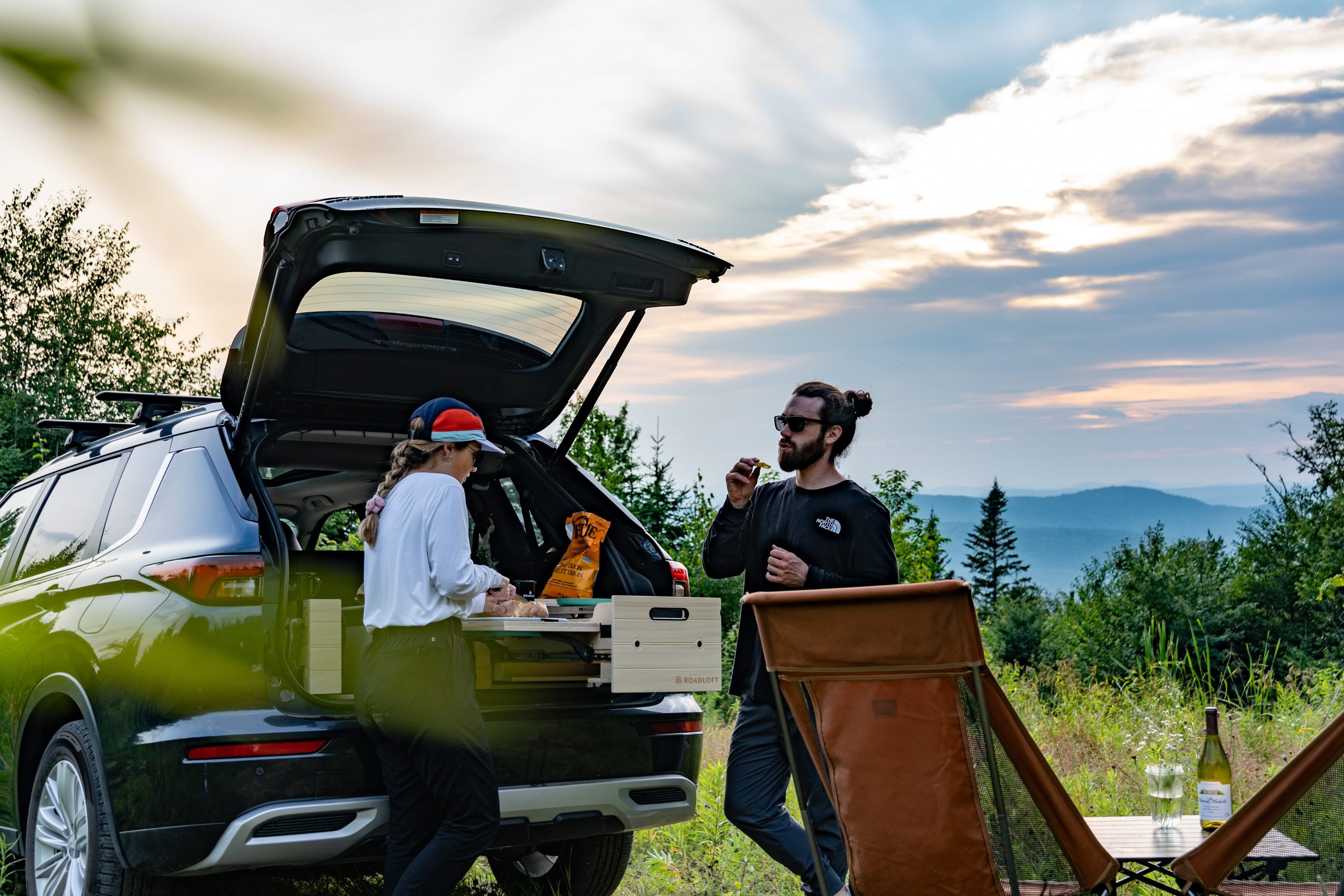 Outdoor camp kitchen with the Roadloft camper kit, designed for easy and efficient cooking in nature.