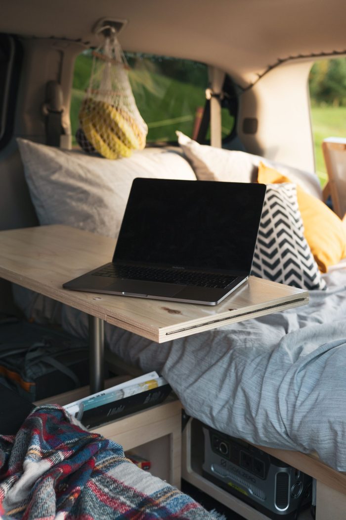 Sur la route avec Sophie : Sa vie nomade avec le kit minivan Roadloft