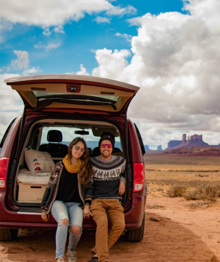 Fondateurs de Roadloft dans leur kit de conversion minivan